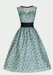 Sandales noires et une pochette noire à une robe bleue