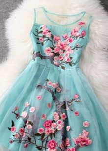 Robe bleue avec imprimé floral