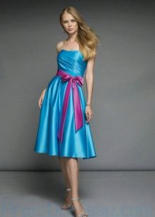 Ceinture rose à la robe bleue