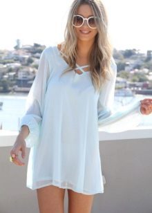 Manches longues dans une robe bleue