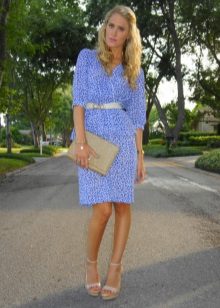 Robe bleue avec accessoires gris