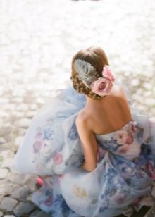 Robe bleue avec imprimé floral