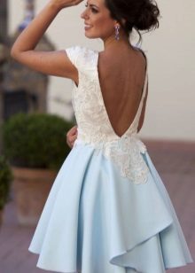 Belle robe blanche et bleue