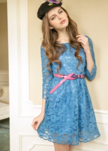 Bracelet rose à la robe bleue