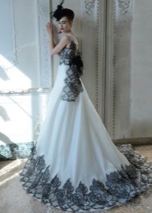 Robe de mariée de l'Atelier Aimee avec de la dentelle