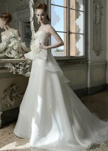 Robe de mariée de l'Atelier Aimee avec une fleur