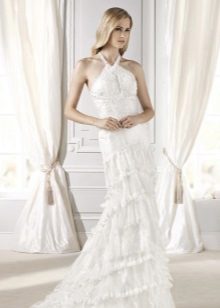 Robe de mariée avec une bretelle arrondie au cou