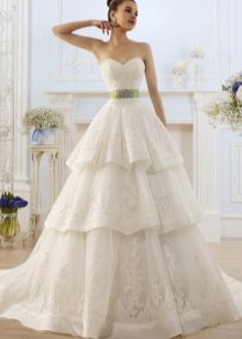 Robe de mariée avec ceinture contrastante