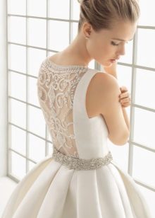 Robe de mariée classique avec l'illusion d'un dos fermé