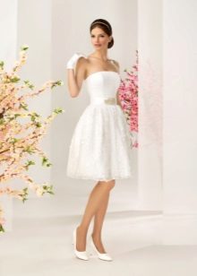 Une robe de mariée de la collection de réflexion Kookla est courte et magnifique