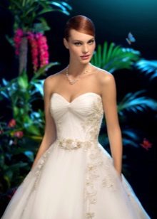 Une robe de mariée de la collection Kookla Moon Light avec une ceinture