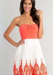 Robe de couleur corail en combinaison avec du blanc