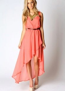 Robe corail en combinaison avec beige