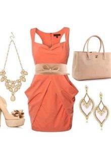Robe de couleur corail en combinaison avec beige