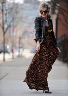 Veste noire pour une robe à imprimé léopard