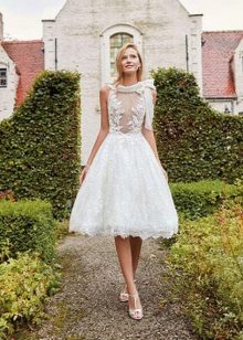 Robe de mariée dans le style d'un nouvel arc