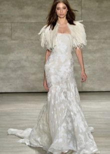 Boléro à plumes pour une robe de soirée
