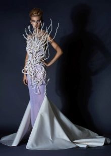 Robe de soirée insolite de Jean Louis Sabaji avec un train