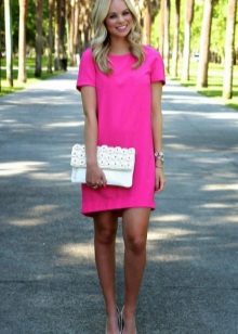 Pochette blanche et chaussures argentées pour une robe fuchsia