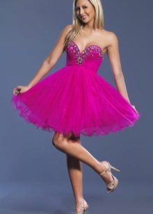 Blonde en robe fuchsia