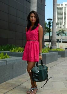 Robe fuchsia en combinaison avec un sac vert