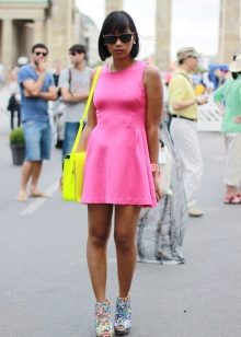 Sac jaune pour habiller le fuchsia