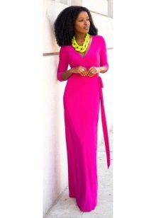 Robe fuchsia en combinaison avec des accessoires jaunes