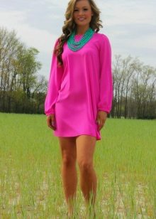 Perles vertes à une robe fuchsia