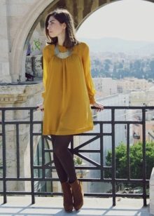 Brunette en robe moutarde