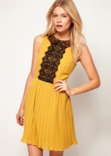 Robe moutarde avec dentelle noire