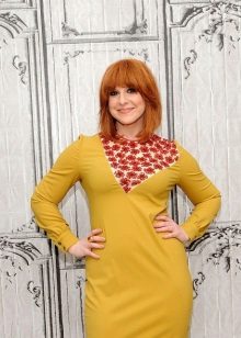 Fille rousse vêtue d'une robe moutarde