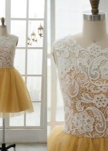 Robe blanche en dentelle à la moutarde