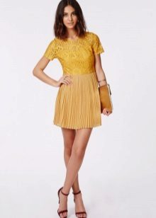 Robe moutarde avec haut en dentelle