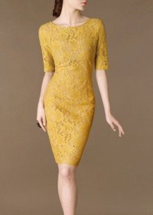 Robe en dentelle moutarde