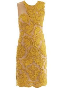 Robe en dentelle moutarde