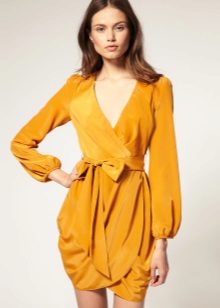Robe moutarde pour brunes