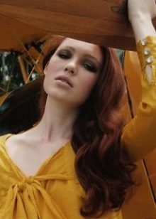 Fille rousse vêtue d'une robe moutarde