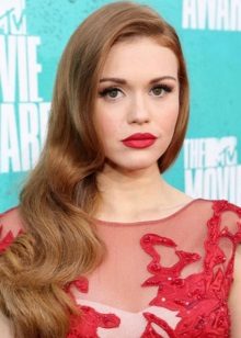 Maquillage sous une robe pourpre