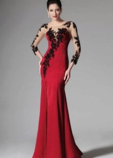 Robe pourpre avec dentelle noire