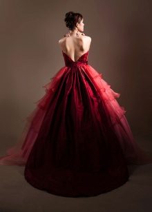 Belle robe pourpre d'une teinte sombre
