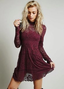 Robe courte en dentelle couleur vin