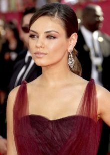 Maquillage sous une robe couleur vin