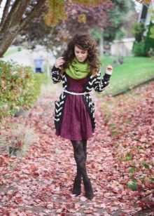 Robe de vin avec des accessoires brillants