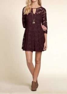 Robe marron à la robe bordeaux
