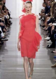 Robe en mousseline rose à volants