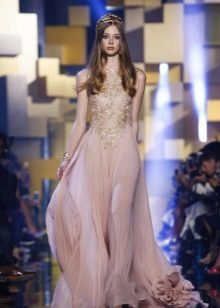 Robe en mousseline rose par terre
