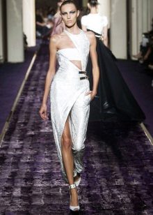 Esküvői ruha a Versace-től kivágásokkal