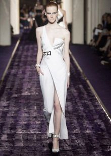Esküvői ruha a Versace-től egy résszel