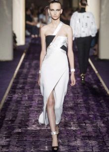 Esküvői ruha a Versace-től fekete betétekkel
