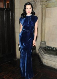 Dita Von Teese sötétkék bársony ruhában